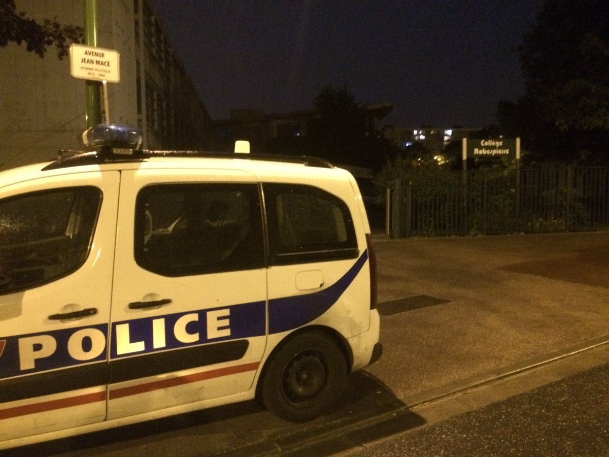 raphtual's tweet photo. Des dizaines de jeunes retranchés au collège Robespierre de Saint-Etienne-du-Rouvray. Dégradations à l'intérieur. Police sur place https://t.co/thi55wtR3p