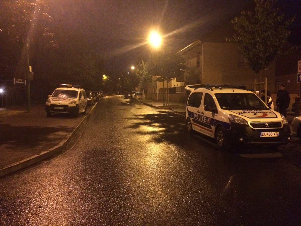raphtual's tweet photo. Des dizaines de jeunes retranchés au collège Robespierre de Saint-Etienne-du-Rouvray. Dégradations à l'intérieur. Police sur place https://t.co/thi55wtR3p