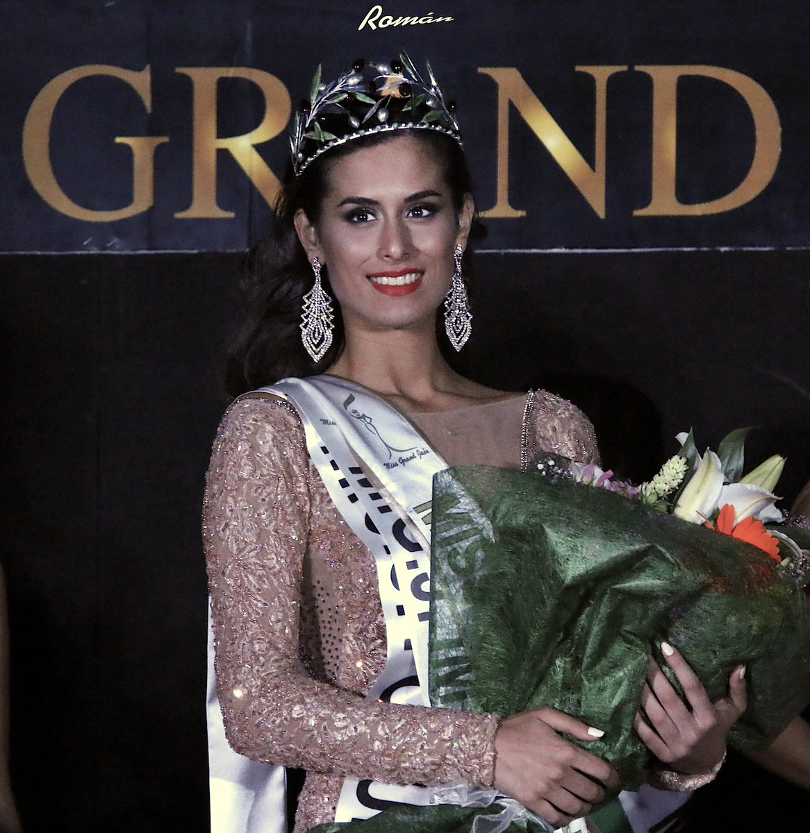 tiopetos's tweet photo. ESTAMPAS DE #Úbeda: Alba Maria Lara fue coronada anoche en Úbeda como 'Miss Grand Jaén'. Se le impuso una corona obra de @debarroyplata (1). https://t.co/hTx61oXOM2
