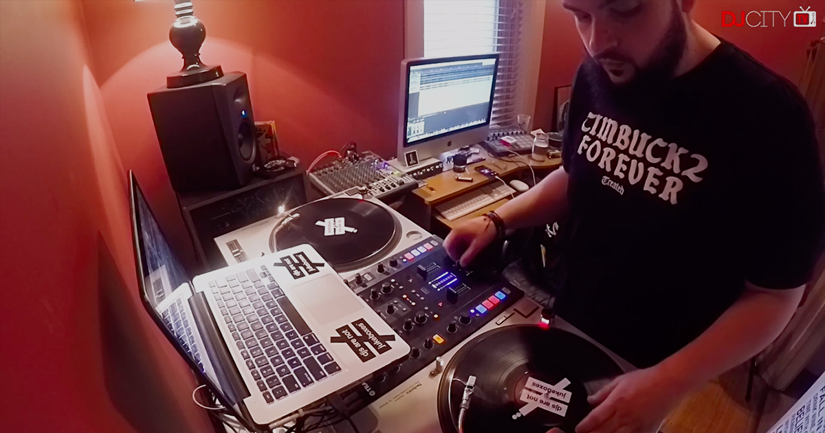 DJcity's tweet image. .@ScratchDJAcdmy's @djscend performs routine bit.ly/2qUlPHz