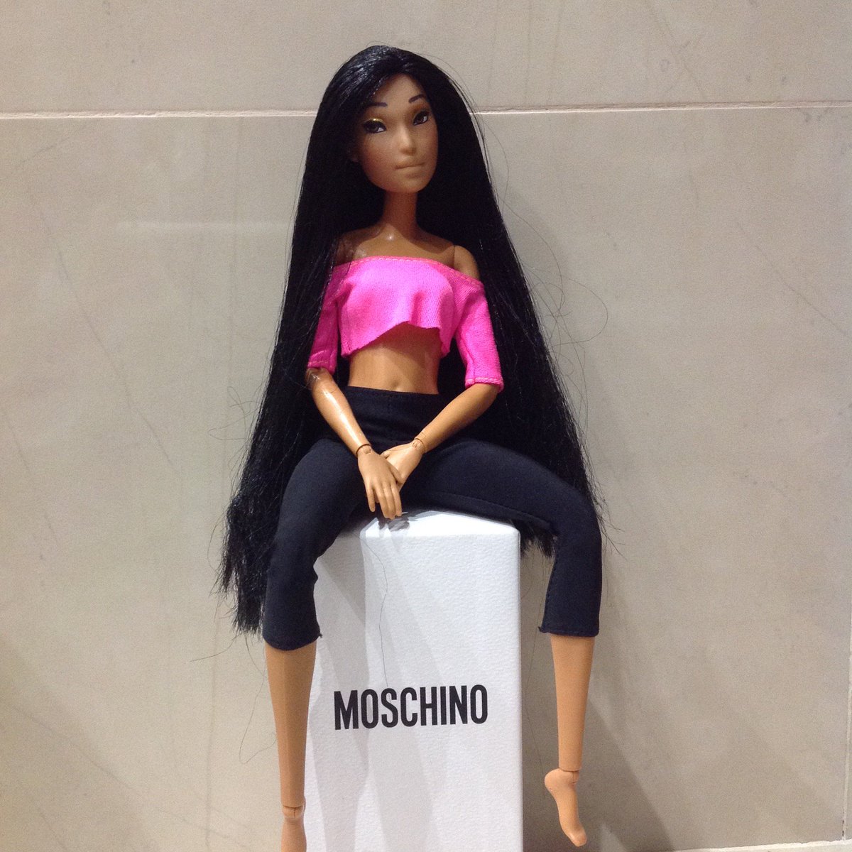 KekeCyara's tweet photo. #moschino https://t.co/UtvawCQ5Eg