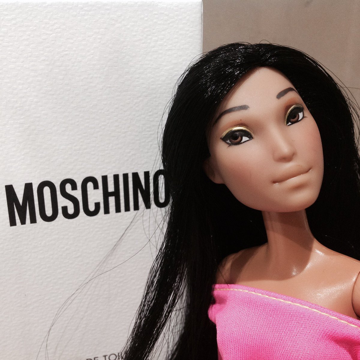 KekeCyara's tweet photo. #moschino https://t.co/UtvawCQ5Eg
