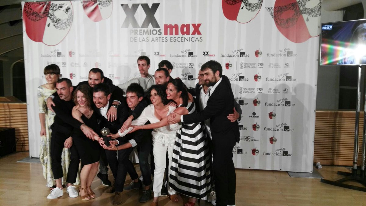 PremiosMax's tweet photo. Jon Maya: "Quiero recordar a quienes lucharon para que creemos en nuestra lengua. Bailad porque pueblo que danza nunca muere" #20PremiosMax https://t.co/x7W1QNS985