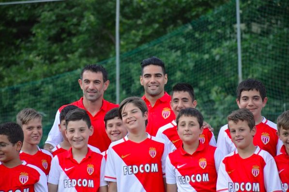 FALCAO's tweet image. A finales de mayo estuve en Grecia compartiendo y jugando con niños. Mi primera vez en ese país. 🇬🇷🇨🇴  goo.gl/JCkyz4