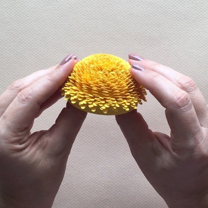 esppaper's tweet photo. Using my thumbs to push up the roll from the bottom and form a rounded center for a daisy. #svg #cricut #paperflow… https://t.co/vK0H5MpJqn https://t.co/jRhiJ86B0M