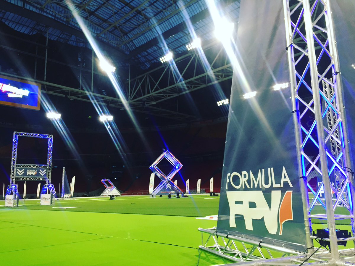 jeroenvaniersel's tweet photo. Avondje drone racen in de ArenA 🏆🎮🚀 #drws #droneracing #droneracingworldseries #formulafpv #zoomintv #amsterdamarena https://t.co/l8O2ILYTnP