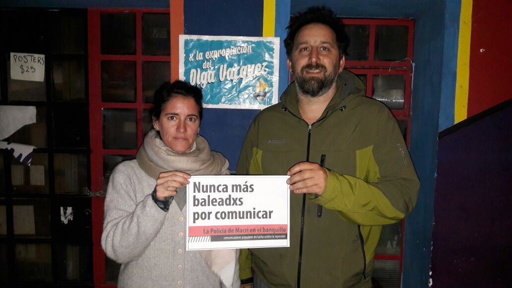 juicioalametro's tweet photo. #DíaDelPeriodista Mandanos tu foto con el cartel - #JuicioALaPolicíadeMacri por disparar contra comunicadores #NuncaMás #BaleadosxComunicar https://t.co/q9bYjsb5Z2