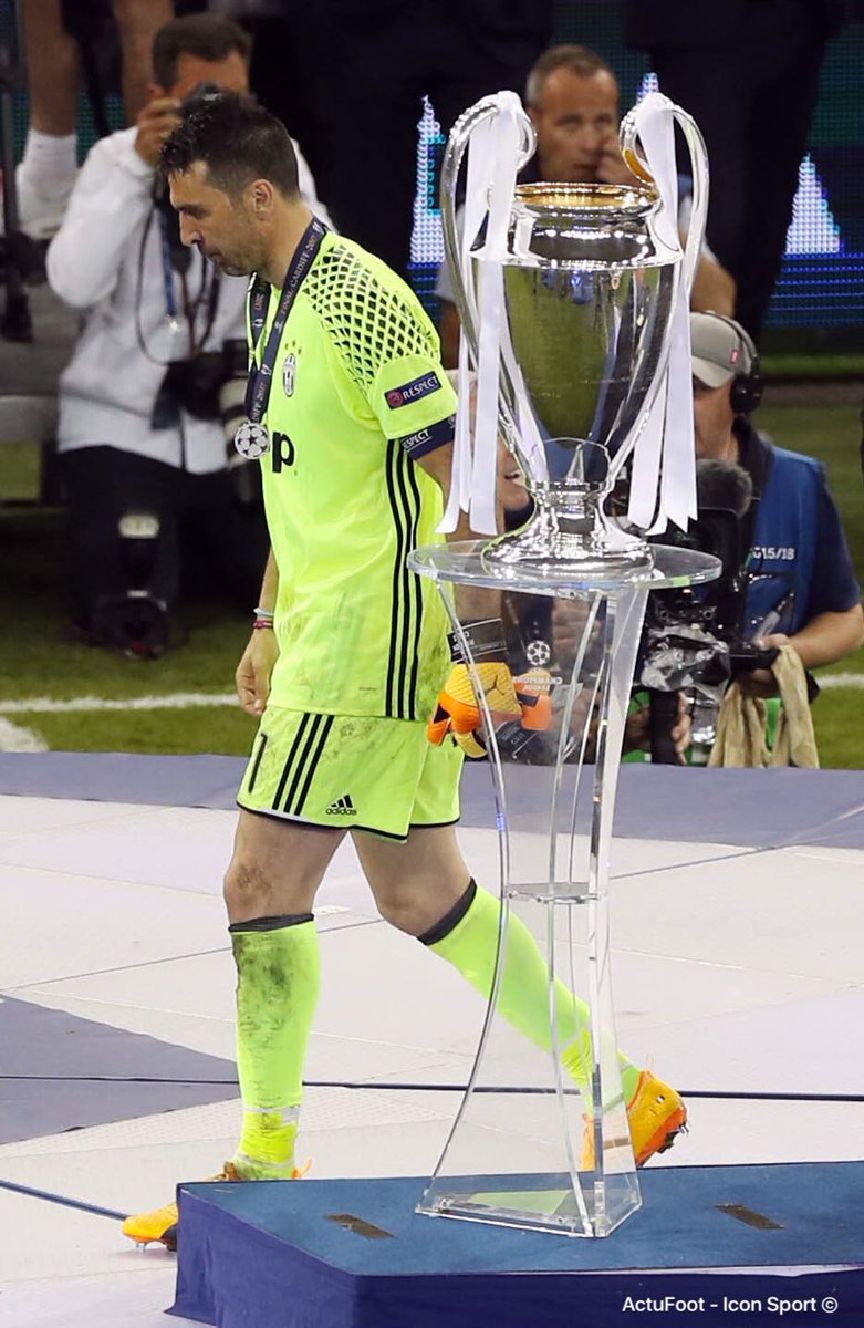 ActuFoot_'s tweet image. Buffon : "Il me reste un an de contrat, donc ça signifie que j'ai encore une chance de remporter la Ligue des Champions"