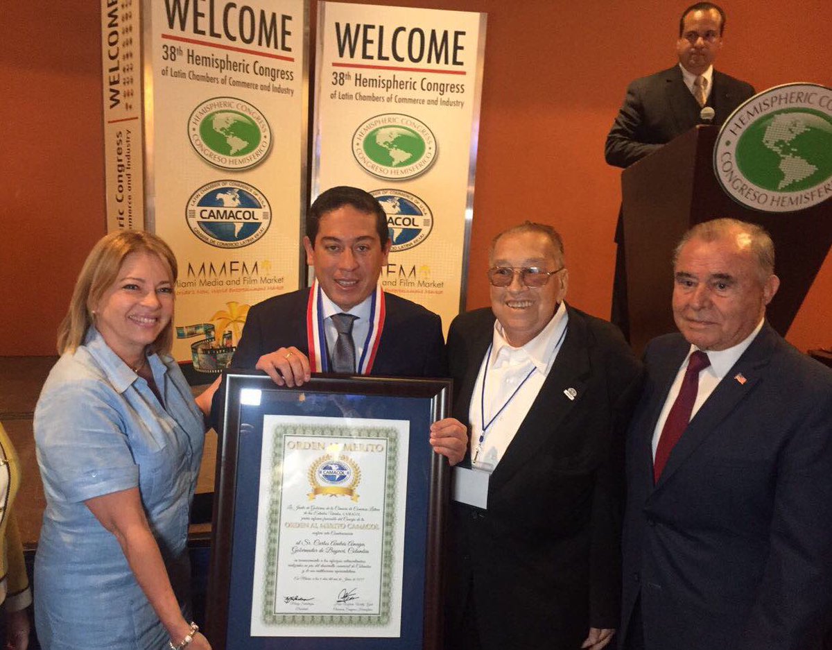 #Creemos | Gdor. <a href="/CarlosAmayaR/">Carlos Amaya 🌻</a> recibe Orden al Mérito de CAMACOL en la 38º versión del Congreso Hemisférico, con sede en Estados Unidos.