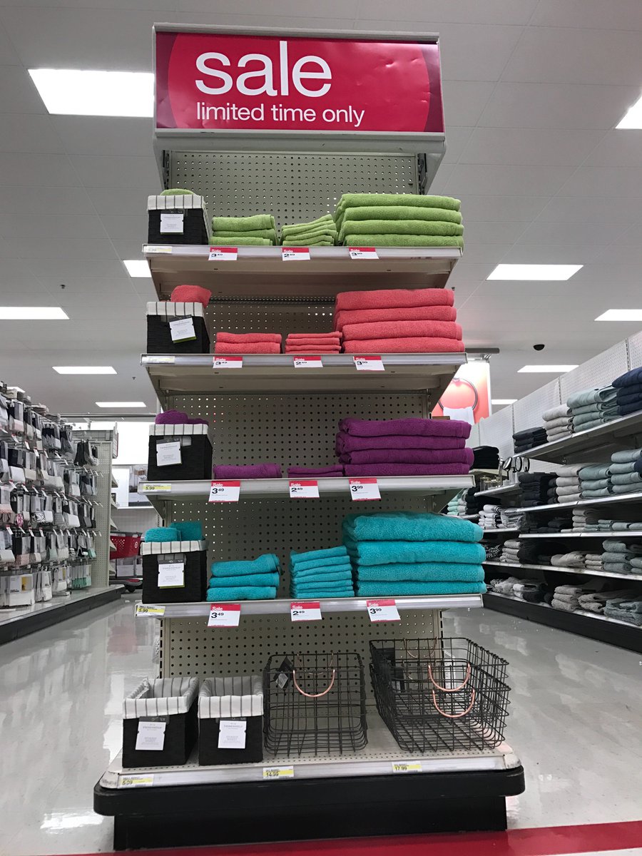 LHartmannTarget's tweet image. New TL Bree knows how to #BeBold with this colorful endcap. Check out #soco to #findyourhue with #roomessentials @BrianLeas @jamaal_edwards