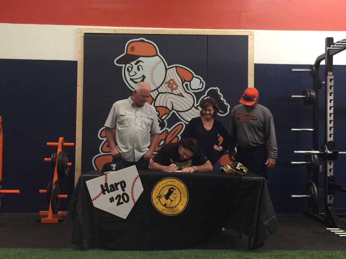 NTXBC_DIRTBAGS's tweet photo. Congrats to one of the original Dirtbags Hunter Harp from 17U Dirtbags Woods for signing to play at Tyler JC!! #Dirtbagstrong https://t.co/ckfPNF404o
