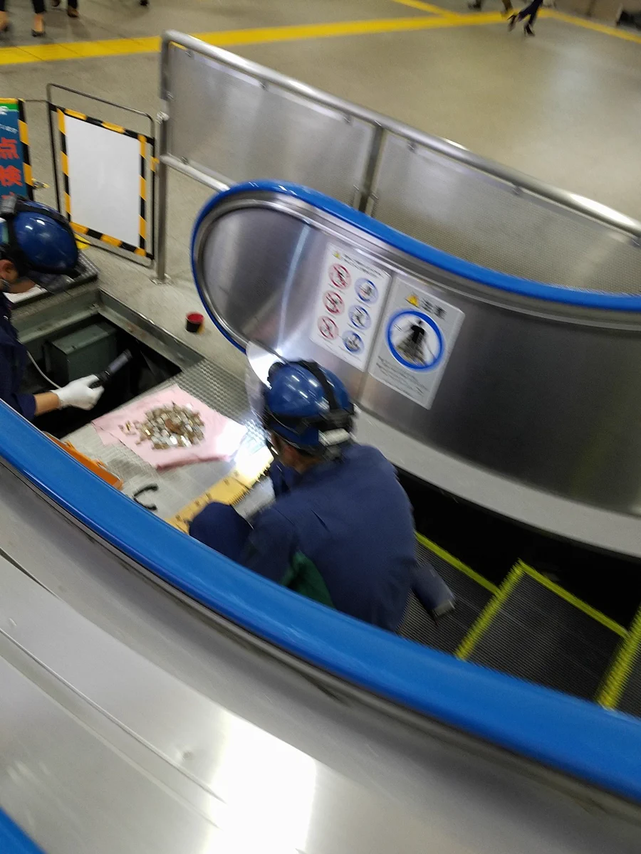 こんなに出るの！？駅の下りエスカレーターのメンテナンスに遭遇したら大量の小銭が出てきてたww