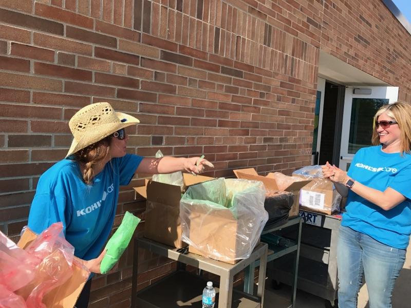 mansfield90's tweet photo. @D16Volunteers Holland Kohl's volunteering for Jefferson Elementary Color Run! #lifeatkohls https://t.co/Ini5QSbPSG