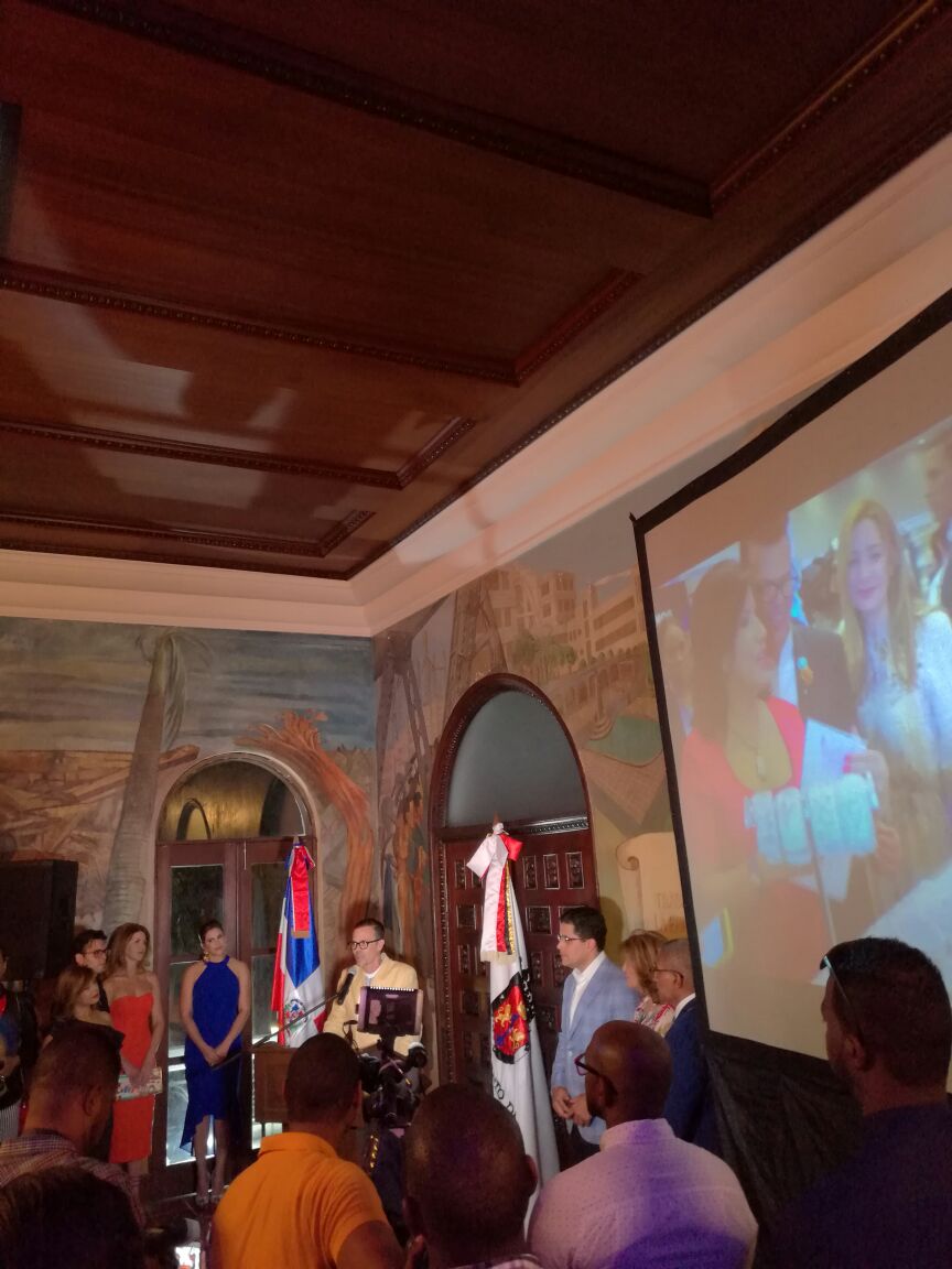 tuccolonialrd's tweet photo. En este momento anuncian la diseñadora invitada de colombia @SilviaTcherassi para @DominicanaModa #FashionForHelp 2017 #TuCiudadColonial https://t.co/KSvTS5bVPb