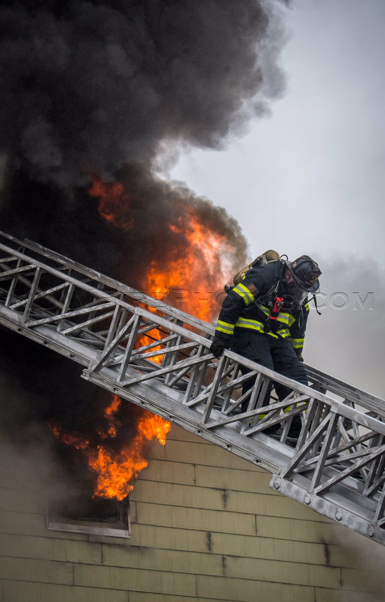 kdwfirephotos's tweet photo. @LowellFireDept 3rd alarm today at 962/968 Central St. Hvy fire in a lg 2.5sty OMD @IAFFLocal853 @ctfirephoto @thefirenews #ChiefHaley #1DC https://t.co/CuaxucrWni