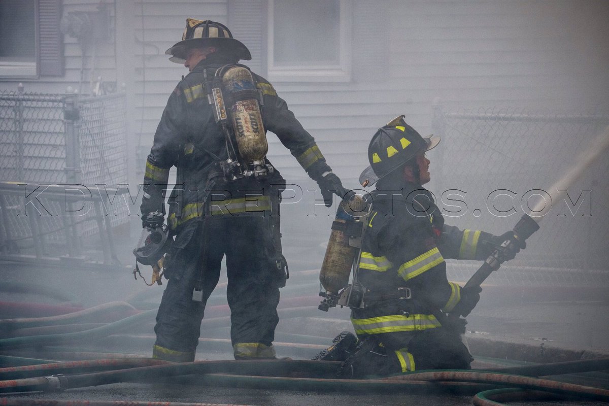kdwfirephotos's tweet photo. @LowellFireDept 3rd alarm today at 962/968 Central St. Hvy fire in a lg 2.5sty OMD @IAFFLocal853 @ctfirephoto @thefirenews #ChiefHaley #1DC https://t.co/CuaxucrWni