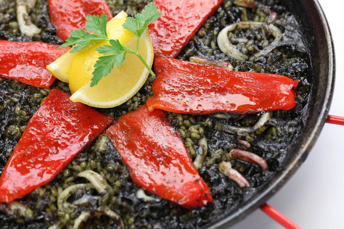 Paella never gets boring, especially when you're talking squid ink! #recipe #paella bit.ly/2qyeWr8 via <a href="/daringgourmet/">Kimberly Killebrew</a>