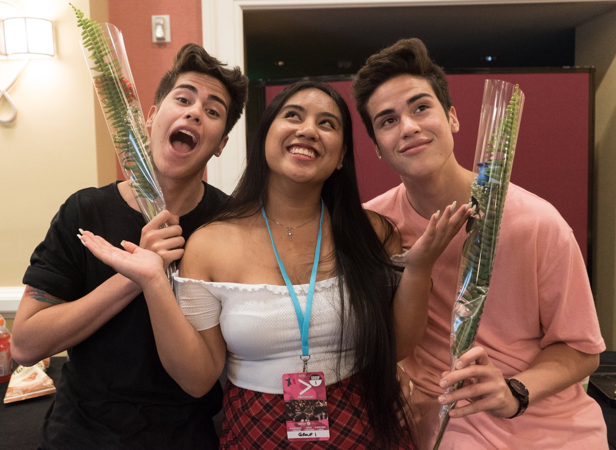 DaveTheWaundr's tweet photo. #PressPlaySF 

Love this pic of the @TheJuarezTwins and their flowers https://t.co/0BGCFk5yO7