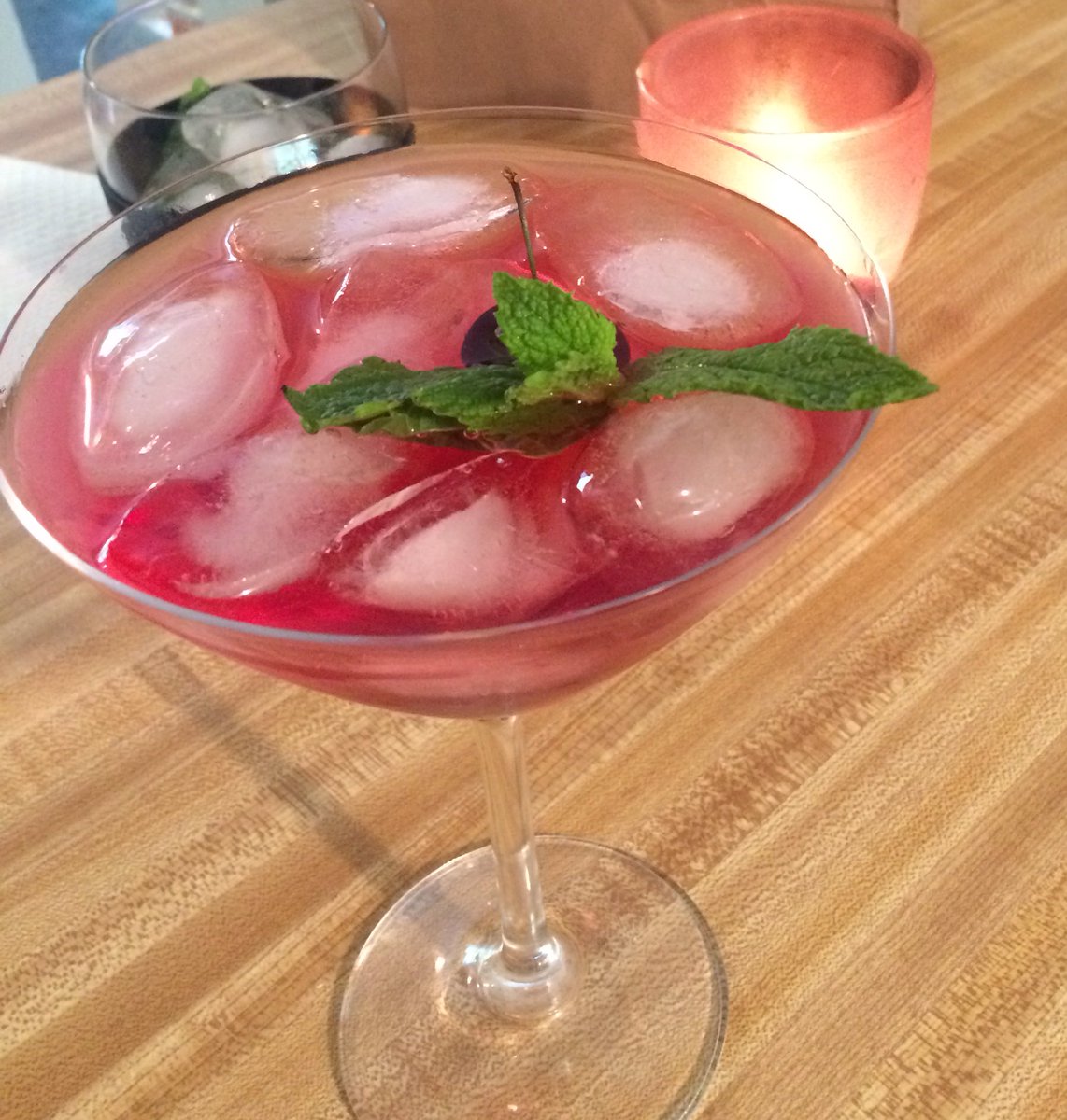 alana_8080's tweet photo. Beautiful drinks.. Screw the kids.. #ILikeToShowOffMy https://t.co/Q6swdGBOKG