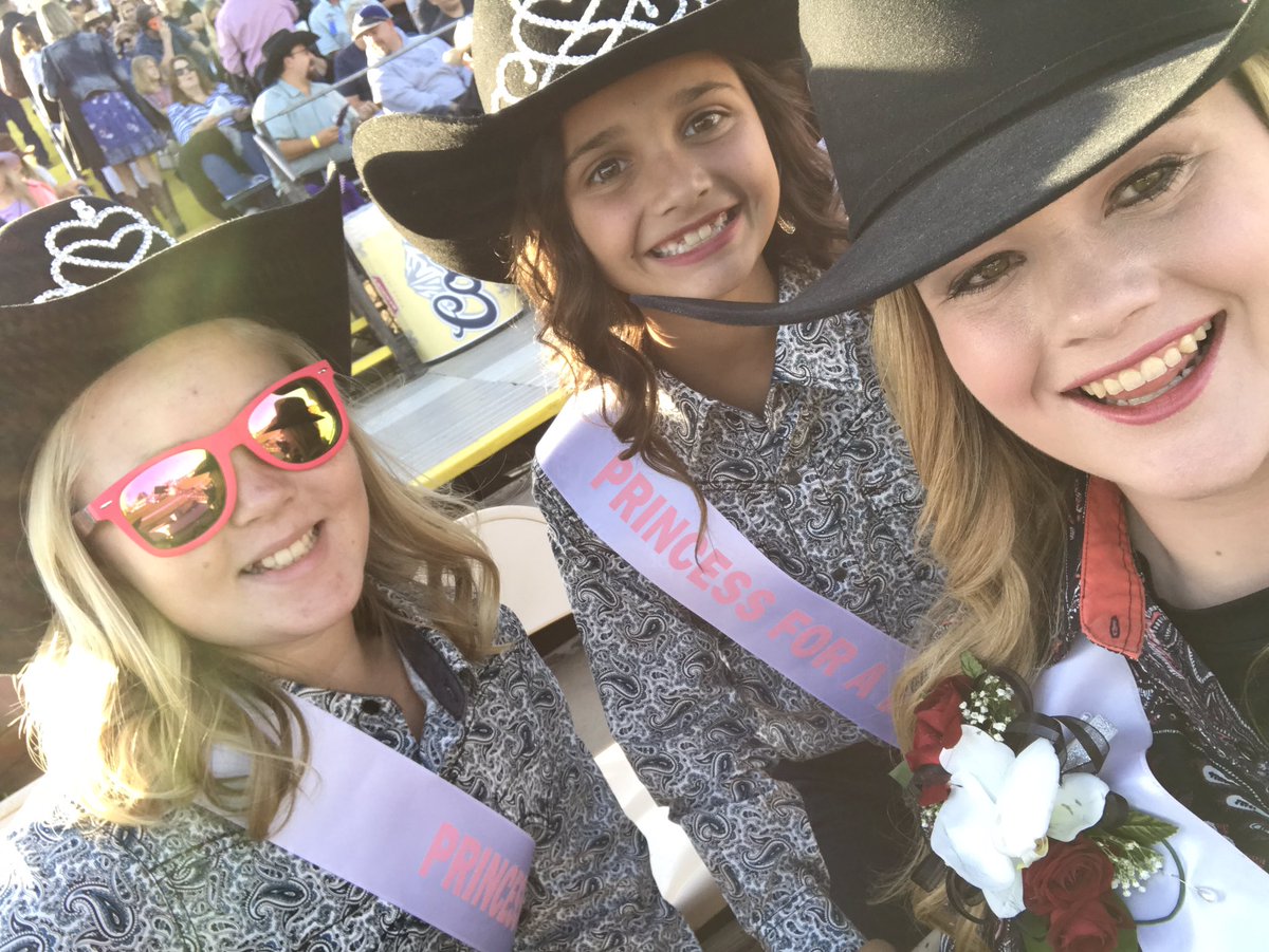 MADHALL99's tweet photo. Rodeo was awesome!!! These girls are amazing 😉 The support was overwhelming. Thank to everyone 😍😘👑👑 https://t.co/T9cu77LmIh