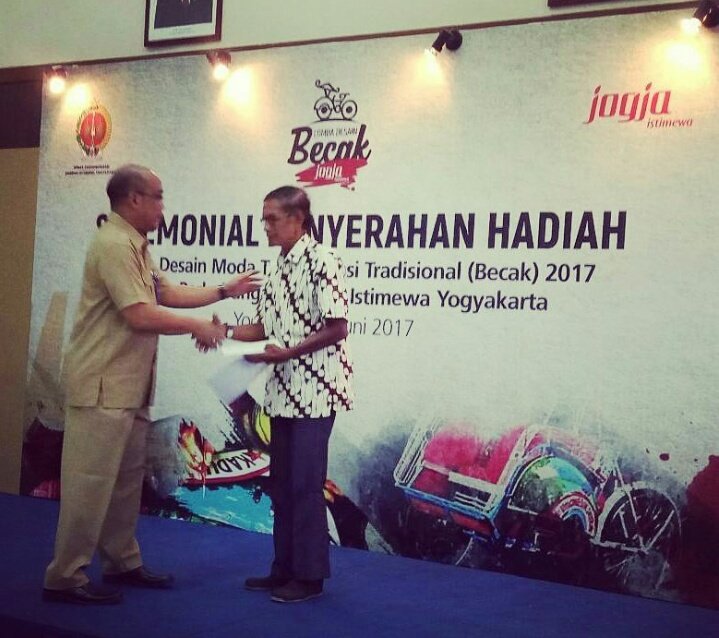 Penghargaan khusus kpd Bp. Sutopo, pengemudi becak tradisional Jogja yang telah dengan penuh dedikasi berpartisipas sebagai peserta lomba.