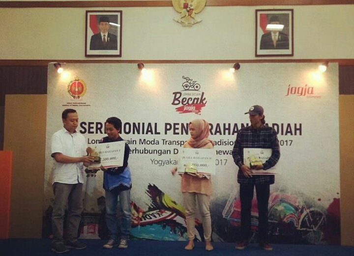 Penyerahan hadiah oleh Bp. Arief Budiman kepada pemenang:
Harapan 1. Agung Budi S
Harapan 2. Shafa Aesah
Harapan 3. Enka A