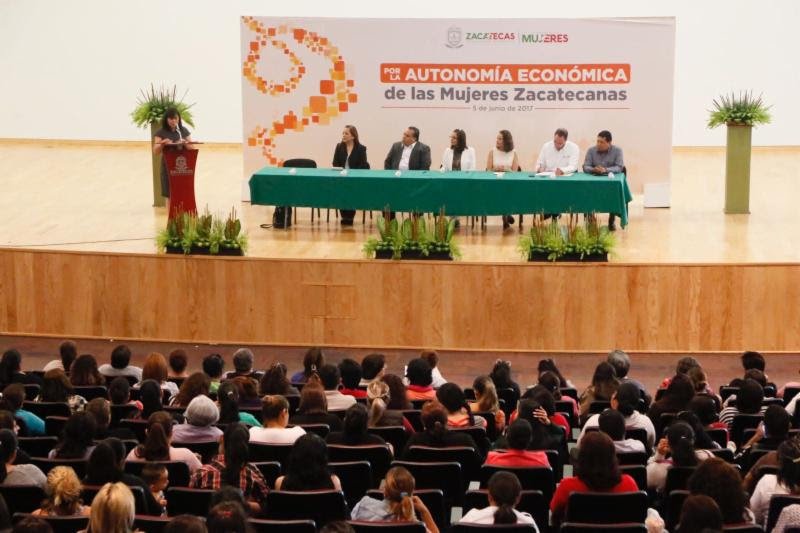 EnCompetencia's tweet photo. @Semujer_Zac contribuye a la autonomía económica de las zacatecanas mediante la entrega de créditos
https://t.co/FswzIfA1Xe https://t.co/l5lvgYyJSU