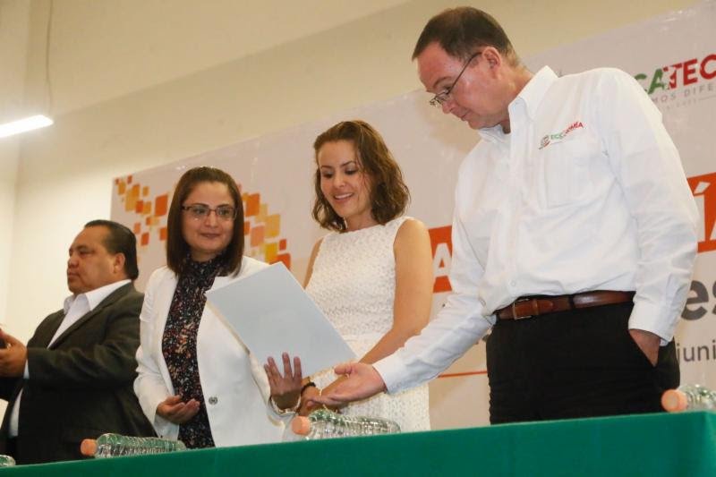 EnCompetencia's tweet photo. @Semujer_Zac contribuye a la autonomía económica de las zacatecanas mediante la entrega de créditos
https://t.co/FswzIfA1Xe https://t.co/l5lvgYyJSU