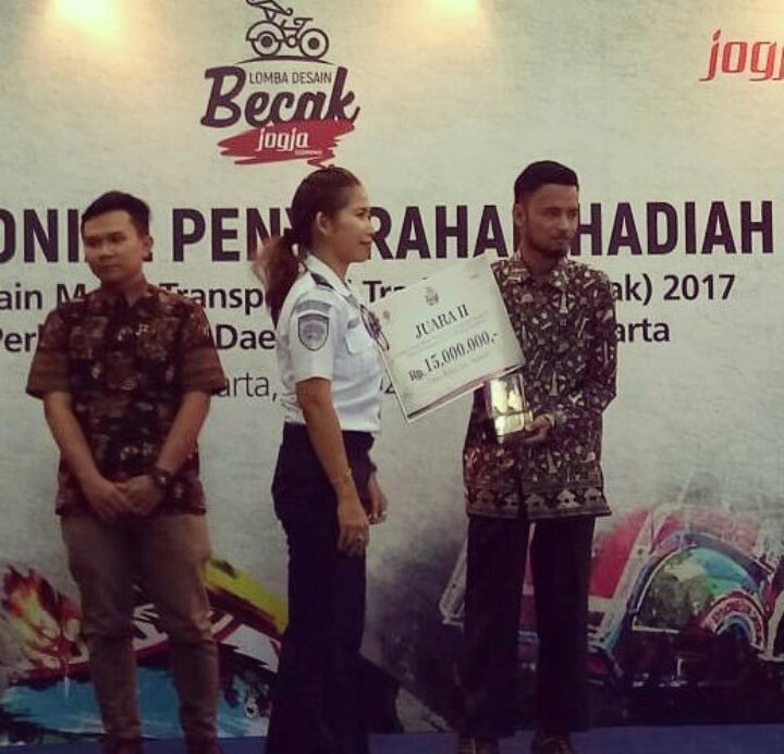 Juara ke-2 Ilham Surfani. Hadiah diserahkan oleh Ibu Anna Rina.