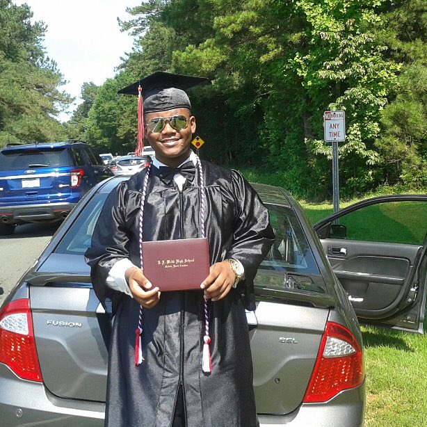 dbrvndon_'s tweet photo. When you realize it's been a year since #classof2k16 graduated 🤦🏾♂️👨🏽🎓🤘🏾 https://t.co/S9bvoSOPTA