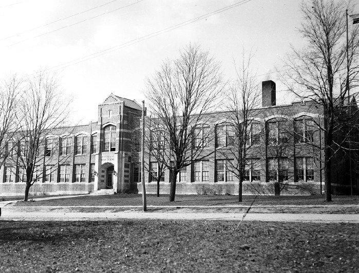 MichiganHist's tweet photo. Flushing High School - pictured by the Detroit News in 1930 (WSU Library)
#FlushingMI
https://t.co/QHQWybEKss https://t.co/fiAHwCqNSy