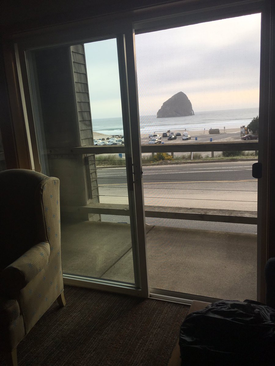 ShannonCahoon89's tweet photo. The view after the 10.5 hr day. Visiting our coastal branches and nonprofit partners tmrw. #dowhatyoulove #lovewhatyoudo #creditunionlife https://t.co/iFSyMLj4ok