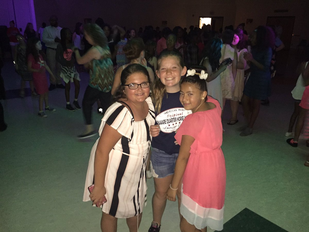 miss_donnellan's tweet photo. 5th Grade FUN day is right! We had so much fun with field day, our picnic, and of course, the dance! #wilburinspired https://t.co/WngXfWBImG