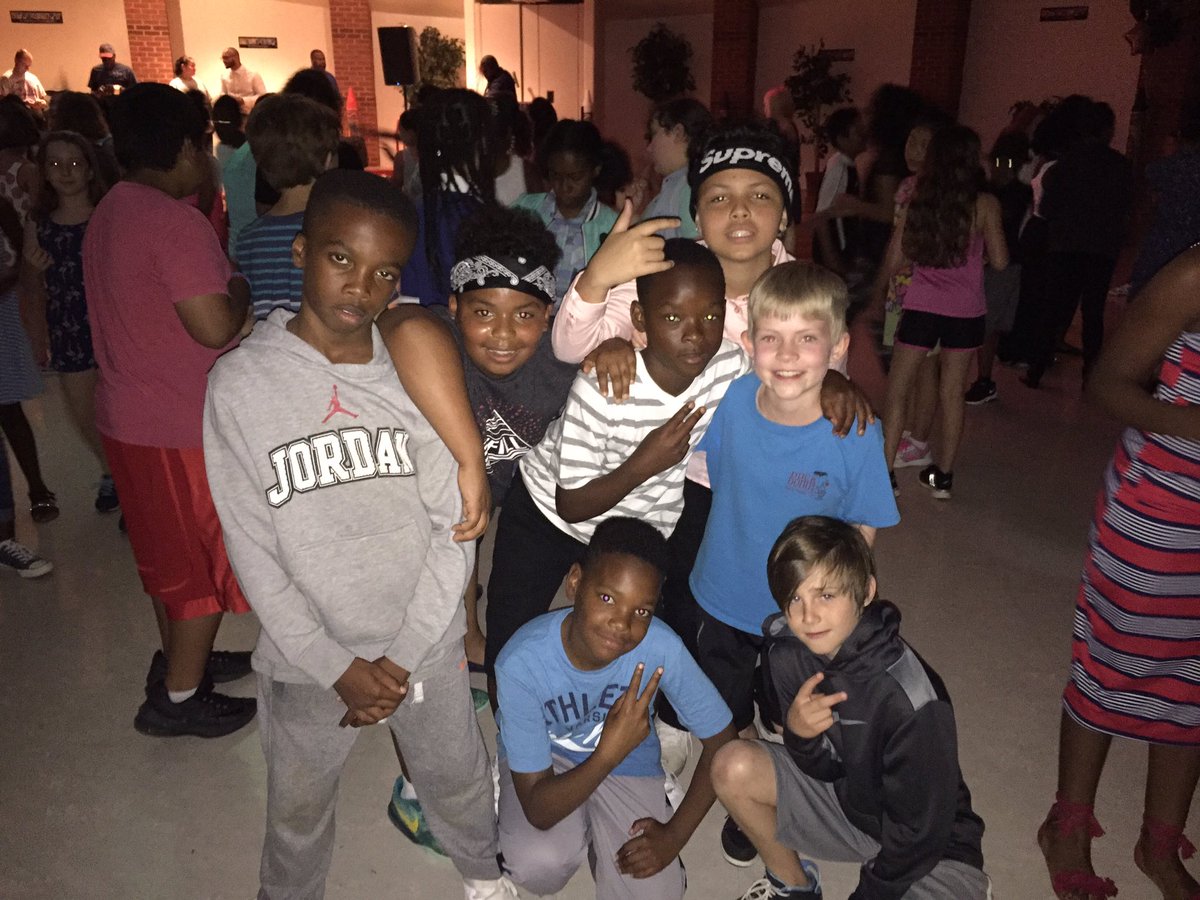 miss_donnellan's tweet photo. 5th Grade FUN day is right! We had so much fun with field day, our picnic, and of course, the dance! #wilburinspired https://t.co/WngXfWBImG