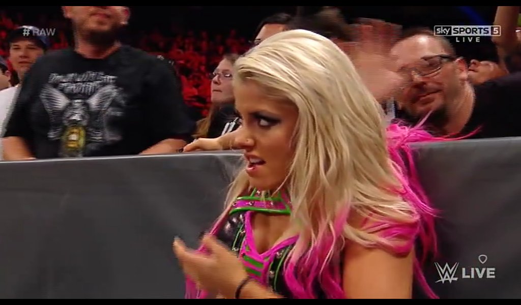 ILikeBellas's tweet photo. That look 😏 #RAW https://t.co/pgAWiDvZCz
