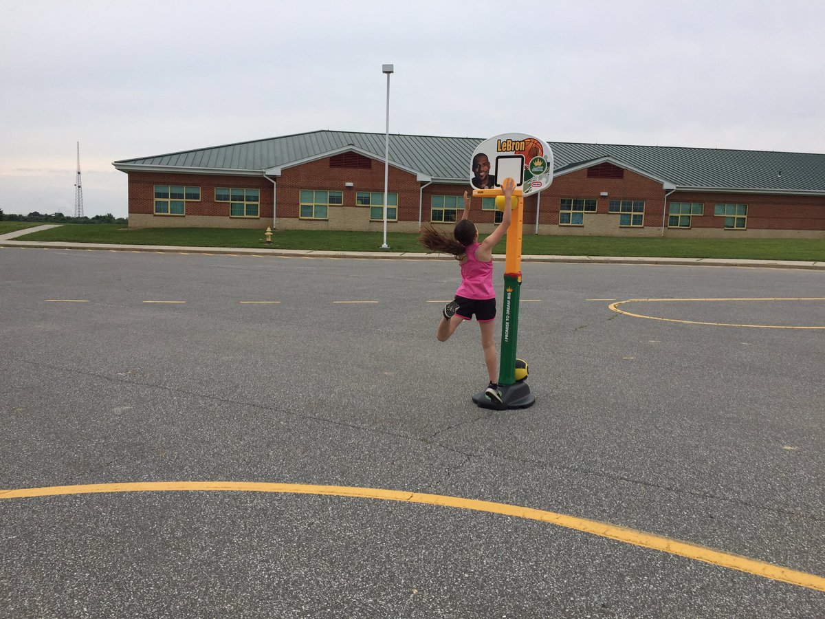 miss_donnellan's tweet photo. Some more action shots from field day this morning...B14 sure does have some great athletes! #wilburinspired https://t.co/m7zrQVmfmE