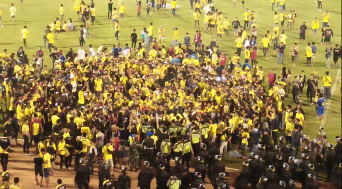 bolacomID's tweet photo. Ultras Mania Tuntut Manajer Persegres Mundur https://t.co/cf3jIv1YIj https://t.co/O7VhK9wizu
