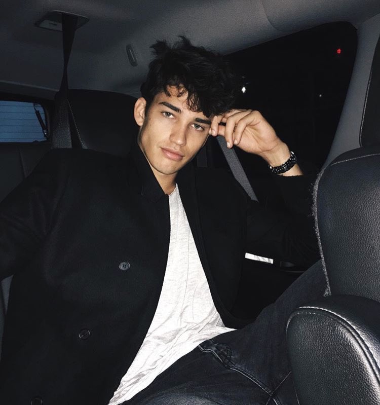 jesseysampaio's tweet photo. Can't tell the party king to miss a party 🤔 https://t.co/XSJy47vhbg