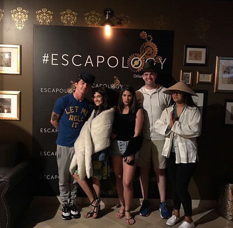 DrakeBSpanish's tweet photo. 📸| Nuevas fotos de Drake🔍🔍, el pasado 25 de Junio en una sesión de escape con @EscapologyOrl https://t.co/mY3xF8R68M