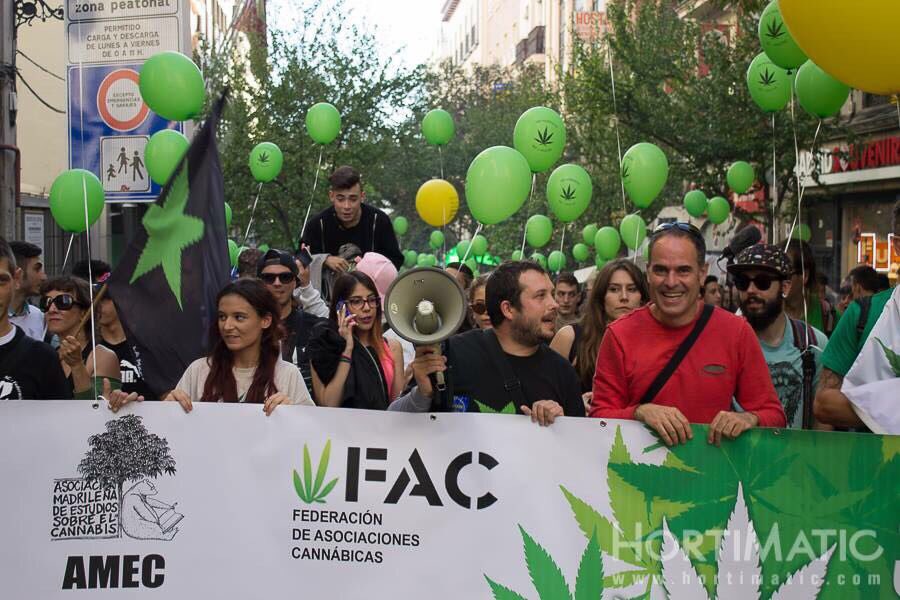lamacabcn's tweet photo. El 6 de Mayo la petamos en la #MMMM17 la manifestación que se celebra en todo el mundo, para conseguir normalizar cannabis #MariaSinMordaza https://t.co/X7WHAmMPme