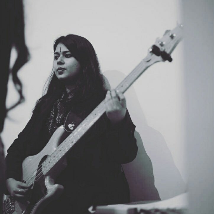 Pooja_Mazoomdar's tweet photo. #NewProfilePic #leslelewislive #connectwiththefans #bassplayersunited #fenderdimension @BassPlayUnited #music #india #bindi #guitar #bass https://t.co/GVxA6O77ZB