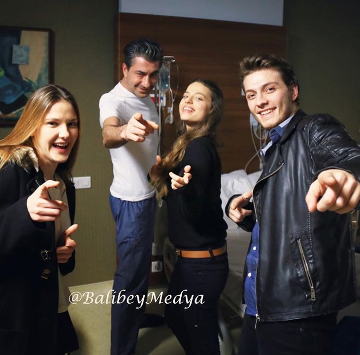 OBGZK1's tweet photo. @_erkanpetekkaya with the #Paramparca young actors leyla , Alina and burak 💛 https://t.co/E1z89Q19nG