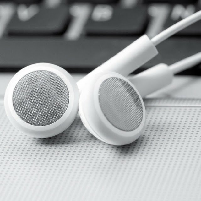 DailyFocal's tweet photo. Our Dutch blogger @lambertsmarc talks about the 5 podcasts you need in your life! Have a read :) #DailyFocal

https://t.co/MRDZyGrLSo https://t.co/YfPOzr5xI0