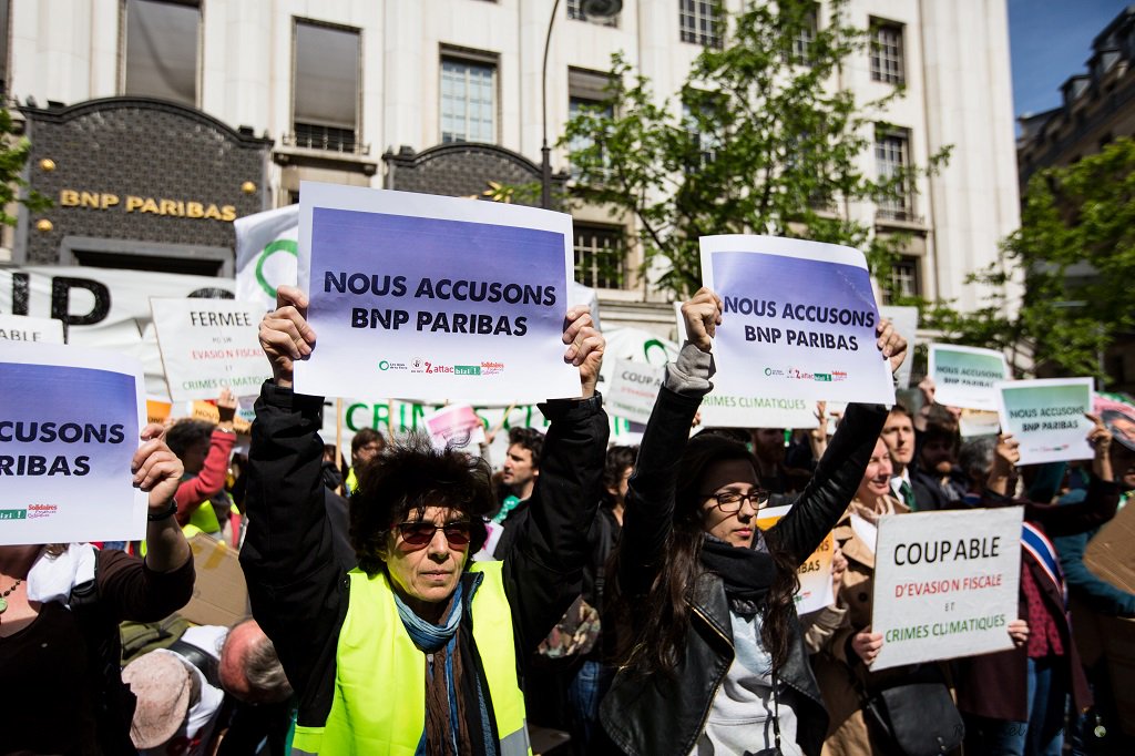 amisdelaterre's tweet photo. Le Président des @amisdelaterre condamné à 500€ pour réquisition de chaises ! C'est #BNPcoupable qu'il faut condamner ! #FaucheursDeChaises https://t.co/qzjv7EkJcW