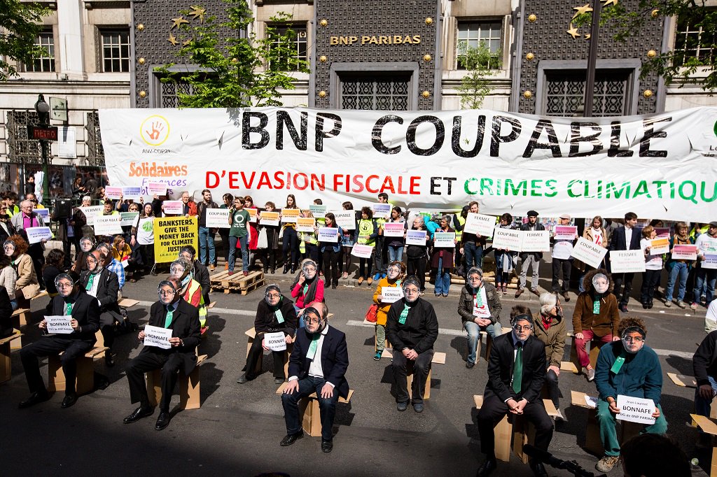 amisdelaterre's tweet photo. Le Président des @amisdelaterre condamné à 500€ pour réquisition de chaises ! C'est #BNPcoupable qu'il faut condamner ! #FaucheursDeChaises https://t.co/qzjv7EkJcW