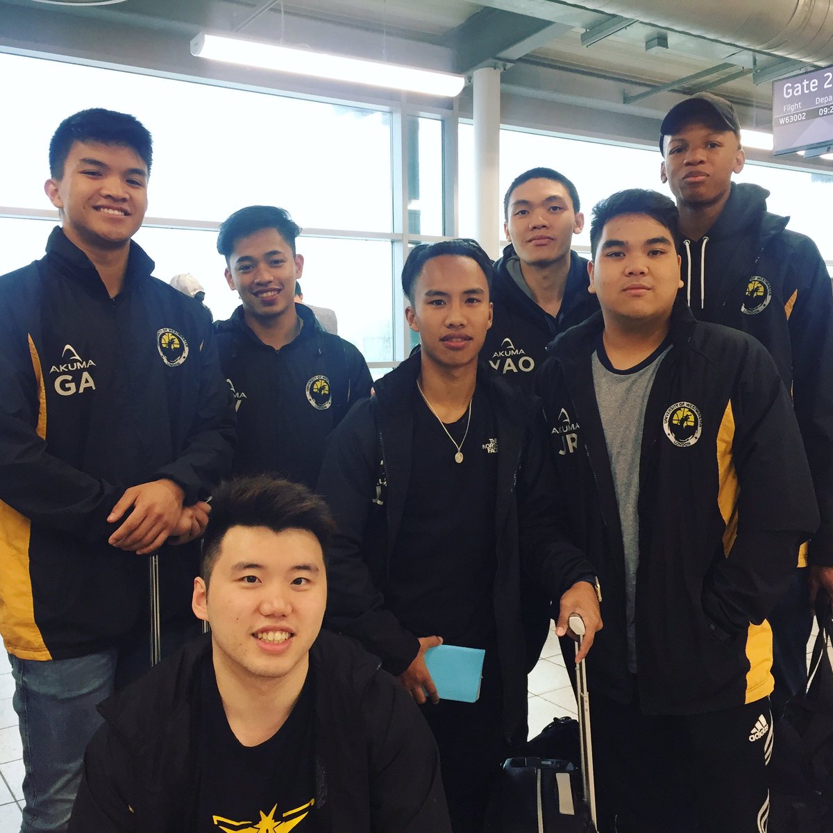 uwsubasketball's tweet photo. Dragons ready to board! ๐ท๐ด๐๐
#StrengthInDragons #TBT2017 https://t.co/FwYjyfls4s