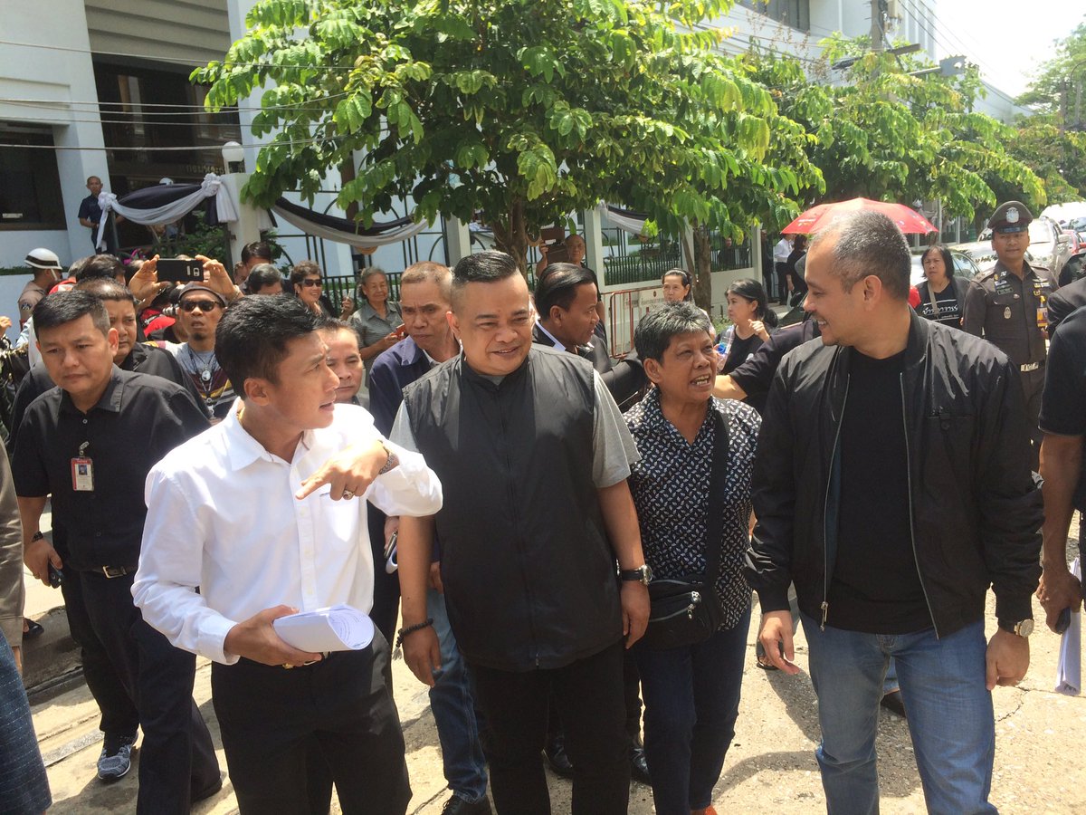 anuthee's tweet image. ศาลทหารกรุงเทพ เลื่อนสอบคำให้การคดี 19 แกนนำ นปช.เปิดศูนย์ปราบโกงประชามติเป็นวันที่ 5 ก.ย.นี้ เหตุสองแกนนำอยู่ในเรือนจำ ไม่สามารถมาศาลได้