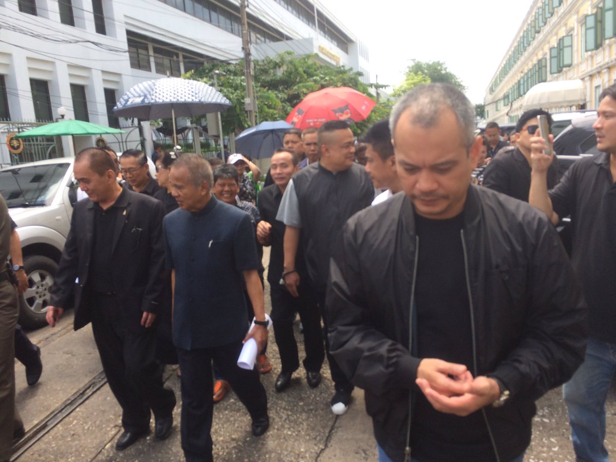 anuthee's tweet image. ศาลทหารกรุงเทพ เลื่อนสอบคำให้การคดี 19 แกนนำ นปช.เปิดศูนย์ปราบโกงประชามติเป็นวันที่ 5 ก.ย.นี้ เหตุสองแกนนำอยู่ในเรือนจำ ไม่สามารถมาศาลได้