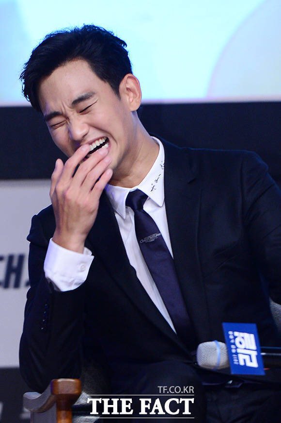 kedpasinee's tweet photo. Media pic is better! Haha #KimSooHyun at #Realshowcase senior even said "you are naughty"! ตัวจริงๆกับการแสดงนี่ต่างกันมากกก555 cr:media https://t.co/pQM6g9DuKR