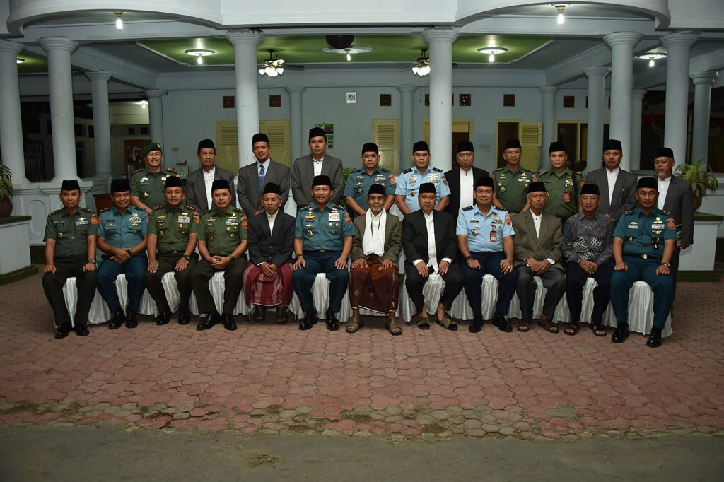 Panglima TNI : Kyai dan Ulama Ikut Berjuang Merebut Kemerdekaan Indonesia

👉🏻tni.mil.id